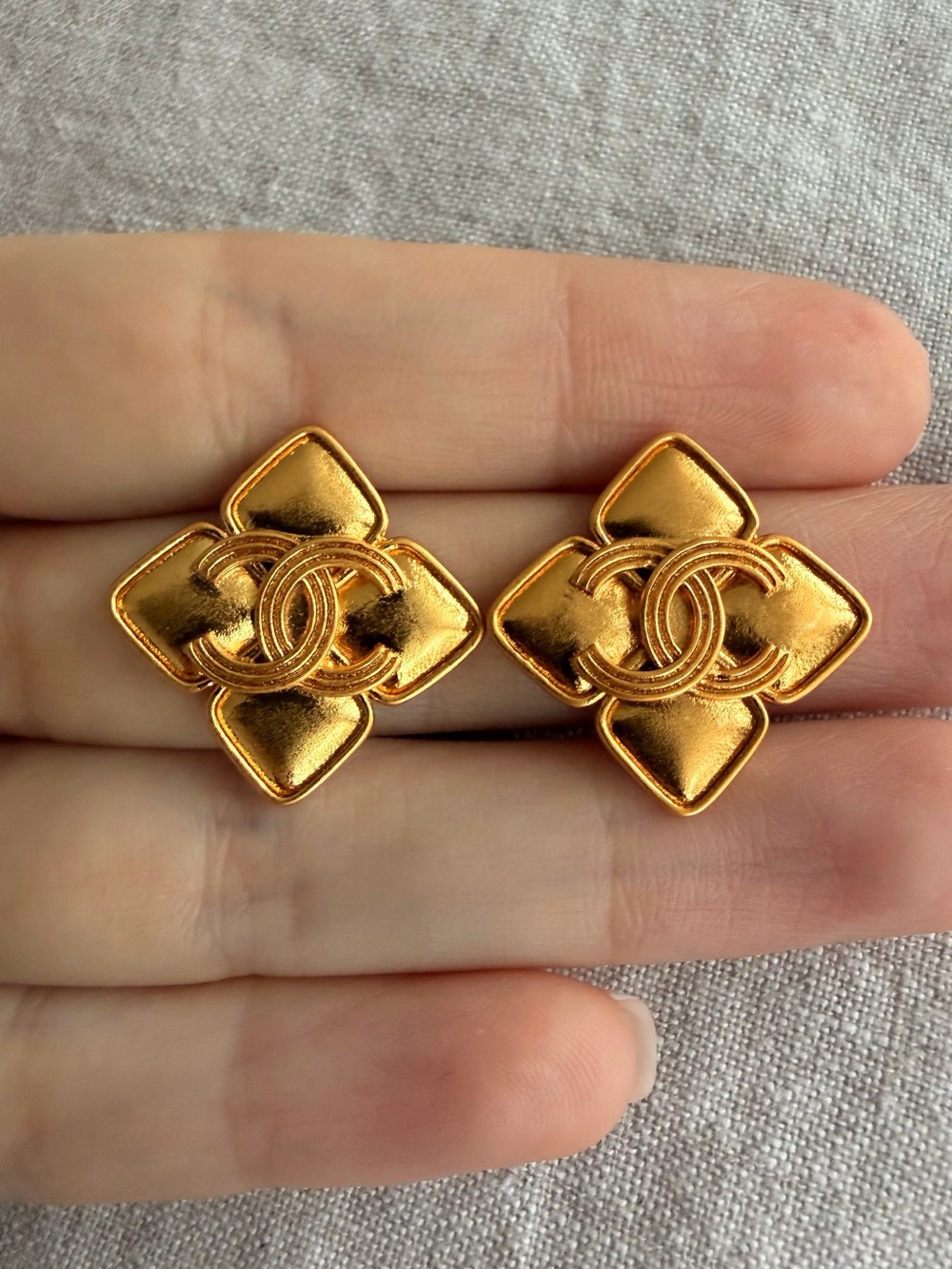 šCHANEL Gold Flower Motif Stud Earrings⨠- Picture 9 of 11